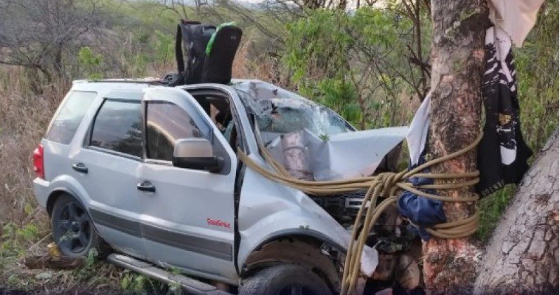 Mãe e filho morrem em acidente de carro na BR-251, em Francisco Sá - Foto: Divulgação/CBMMG