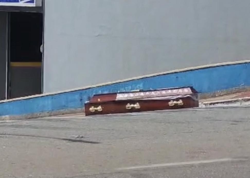 Caixão com corpo cai de carro funerário a caminho de velório em Ibirité - Foto: Reprodução/Redes Sociais