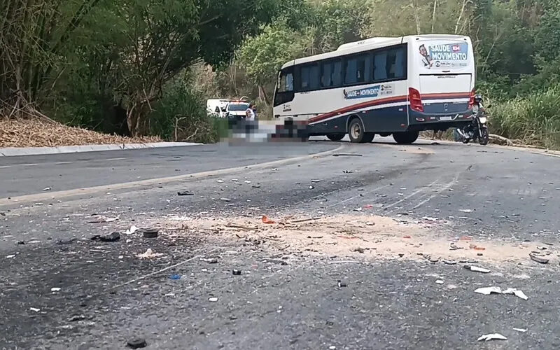 Dois jovens morrem em acidente entre moto e ônibus na MG-409, em Teófilo Otoni - Foto: Reprodução/Redes Sociais