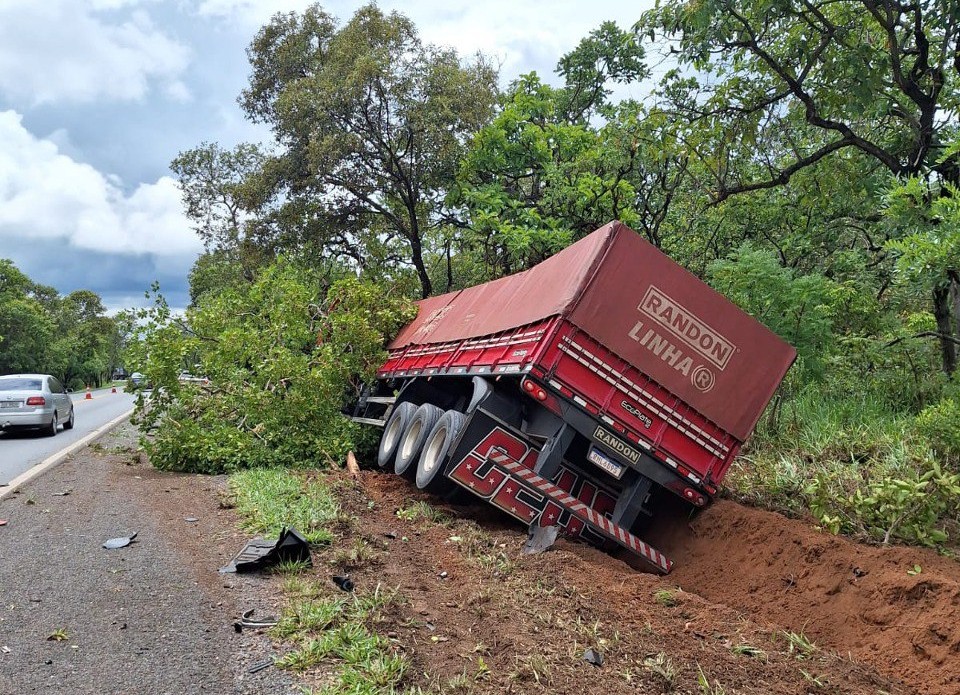 Mulher e irmãs ficam em estado grave após acidente na BR-040, em João Pinheiro - Foto: Divulgação/CBMMG