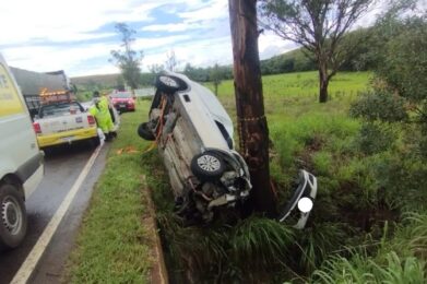 Motorista fica preso às ferragens após carro capotar na BR-040, em Conselheiro Lafaiete - Foto: Divulgação/Corpo de Bombeiros