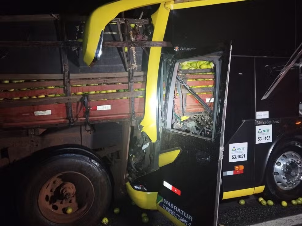 Acidente entre ônibus e caminhão deixa mortos e feridos na BR-050, em Uberaba - Foto: Divulgação/PRF