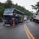 Acidente frontal entre ônibus e carreta deixa morto e feridos na BR-116, em Muriaé - Foto: Divulgação/Corpo de Bombeiros
