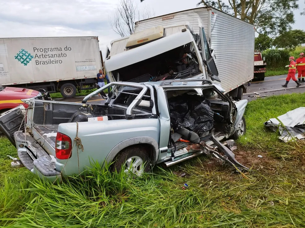 Acidente entre caminhonete e caminhão deixa morto e feridos na BR-262, em Uberaba - Foto: Divulgação/PRF