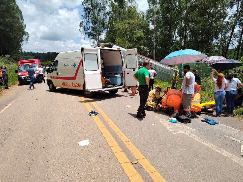 Acidente grave entre ônibus e caminhonete deixa morto e feridos na BR-267, entre Serrania e Machado - Foto: Divulgação/Corpo de Bombeiros