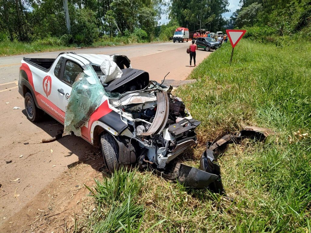 Acidente grave entre ônibus e caminhonete deixa morto e feridos na BR-267, entre Serrania e Machado - Foto: Divulgação/Corpo de Bombeiros