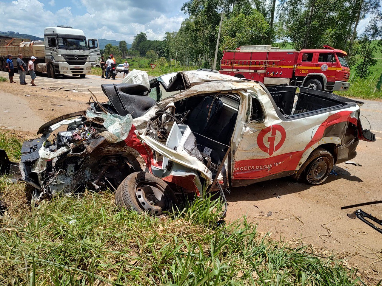 Acidente grave entre ônibus e caminhonete deixa morto e feridos na BR-267, entre Serrania e Machado - Foto: Divulgação/Corpo de Bombeiros