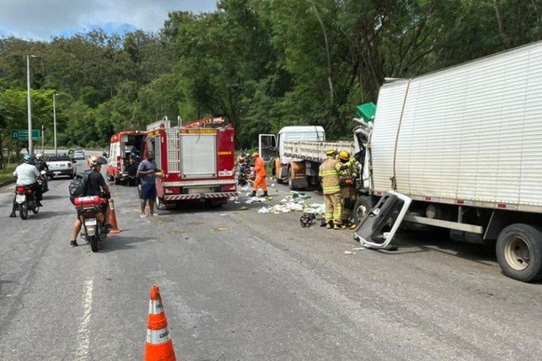 Motorista fica preso às ferragens após acidente na BR-381, em Ipatinga - Foto: Divulgação/CBMMG