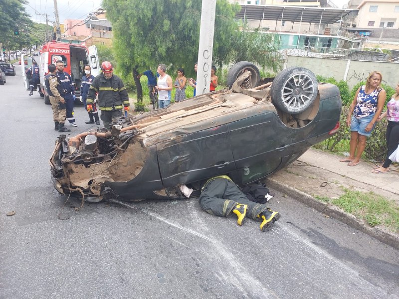 Motorista dorme ao volante, bate em árvore e capota carro no Barreiro, em BH - Foto: Divulgação/Corpo de Bombeiros