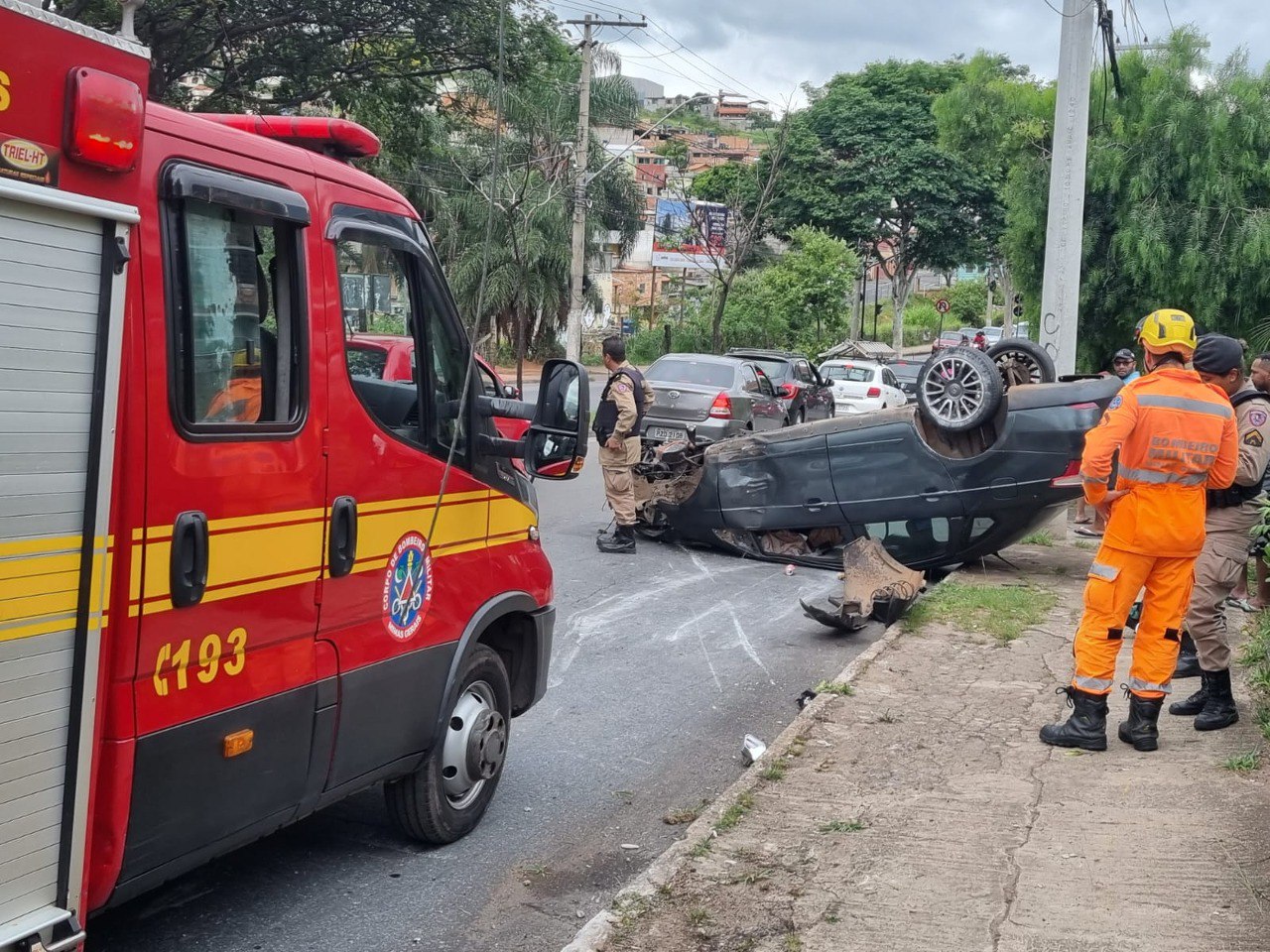 Motorista dorme ao volante, bate em árvore e capota carro no Barreiro, em BH - Foto: Divulgação/Corpo de Bombeiros