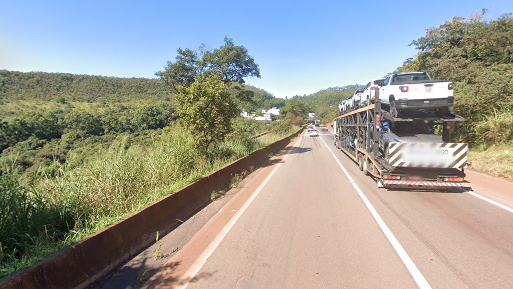 Motociclista morre atropelado por carreta na Rodovia Fernão Dias, em Brumadinho - Foto: Reprodução/Google Street View