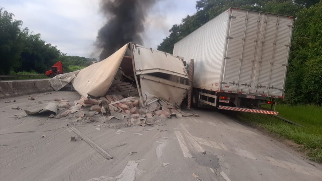 Carreta tomba e fecha Rodovia Fernão Dias, no Sul de Minas - Foto: Reprodução/Redes Sociais