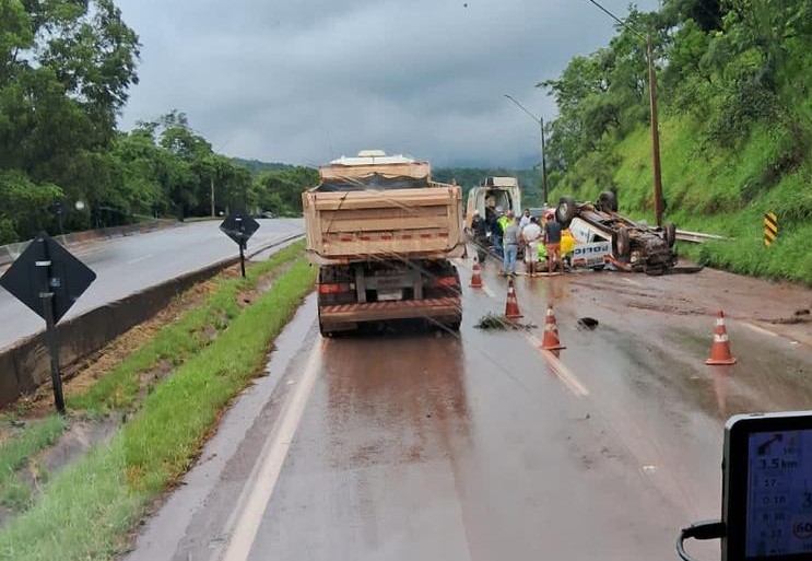 Policial Militar Morre Após Viatura Capotar Na Rodovia Fernão Dias Em Itatiaiuçu