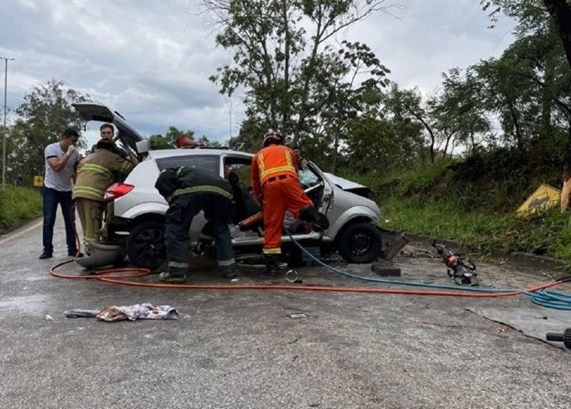 Acidente com carro deixa um morto e quatro feridos na MG-030, na Grande BH - Foto: Divulgação/CBMMG