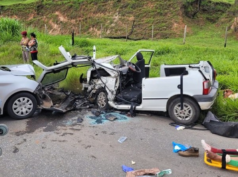 Batida frontal entre carros deixa vítimas na MG-424, em Vespasiano - Foto: Divulgação/CBMMG