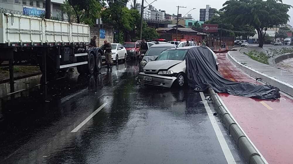 Idosa morre após carro bater na traseira de carreta em avenida da Pampulha, em BH - Foto: Divulgação/PMMG