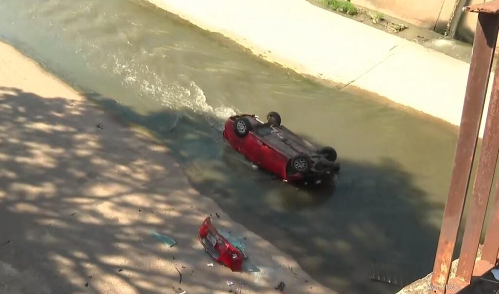 Carro com casal cai dentro do Ribeirão Arrudas, em BH, após motorista perde controle - Foto: Reprodução/TV Globo