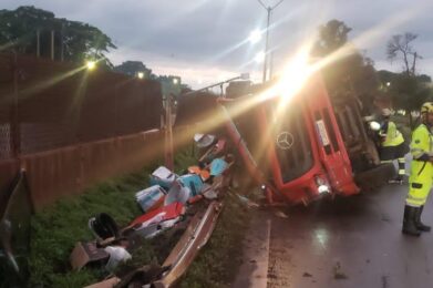 Caminhão tomba, deixa vítima e interdita na Rodovia Fernão Dias, em Betim - Foto: Reprodução/Redes Sociais