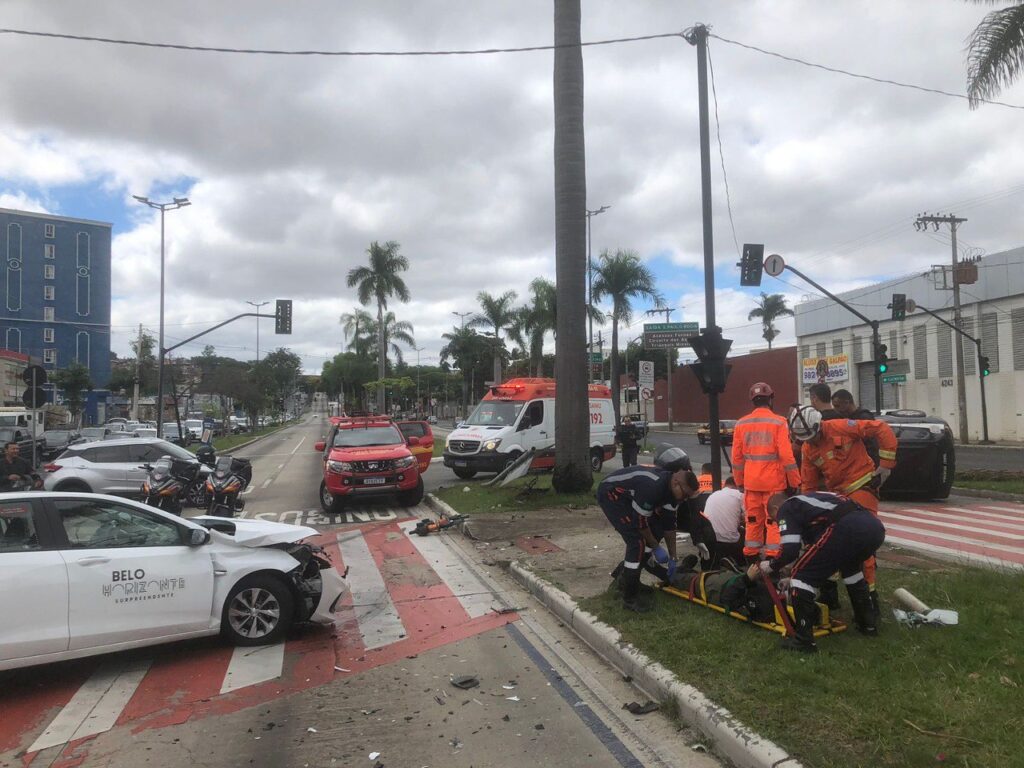 Quatro pessoas ficam feridas em acidente entre viatura e táxi na Avenida Antônio Carlos, em BH - Foto: Divulgação/CBMMG