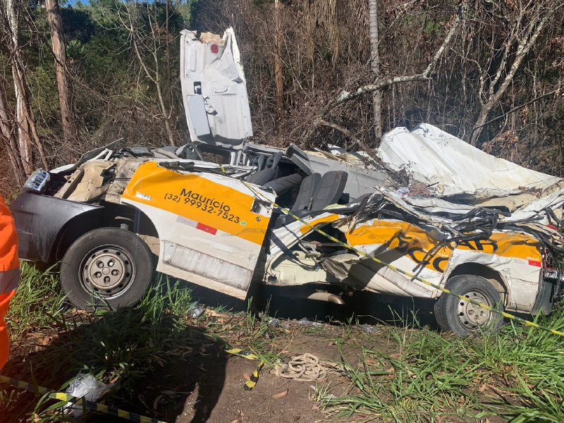 Duas pessoas morrem e oito ficam feridas em acidente com van escolar em Resende Costa - Foto: Divulgação/Corpo de Bombeiros