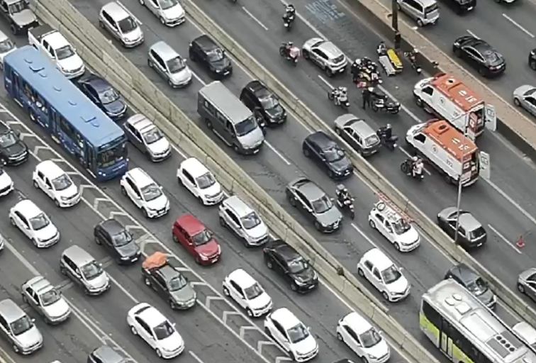 Chuva forte provoca caos e para trânsito no Complexo da Lagoinha, em BH - Foto: Divulgação/BHTrans