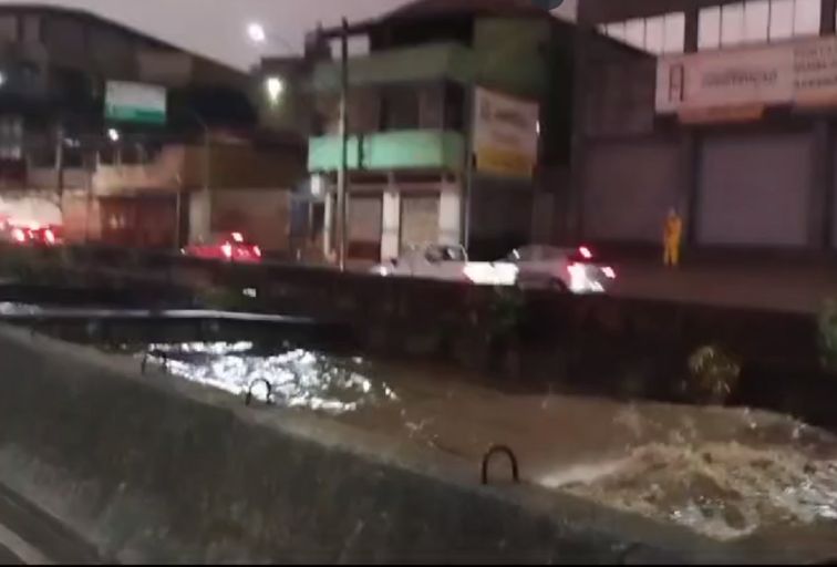 Avenida Tereza Cristina é bloqueada devido à forte chuva em BH - Foto: Divulgação/Defesa Civil de BH