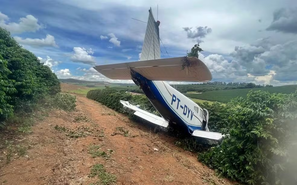 Avião de pequeno com cinco ocupantes faz pouso forçado em Carmo da Cachoeira - Foto: Reprodução/Redes Sociais