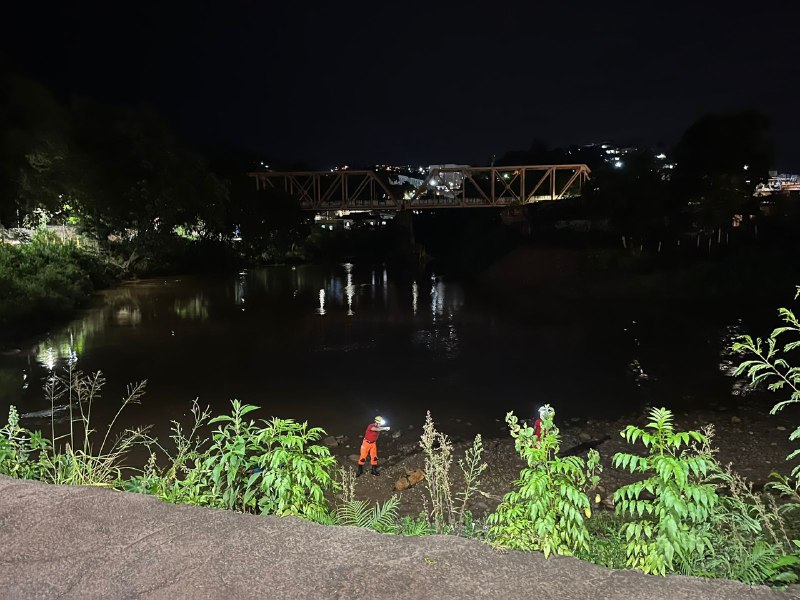 Homem embriagado é resgatado após cair dentro de Rio Sabará, na Grande BH - Foto: Divulgação/CBMMG