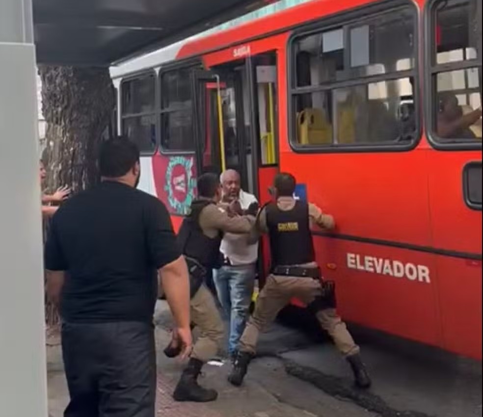 Policial é flagrado agredindo motorista de ônibus durante confusão em BH - Foto: Reprodução/Redes Sociais