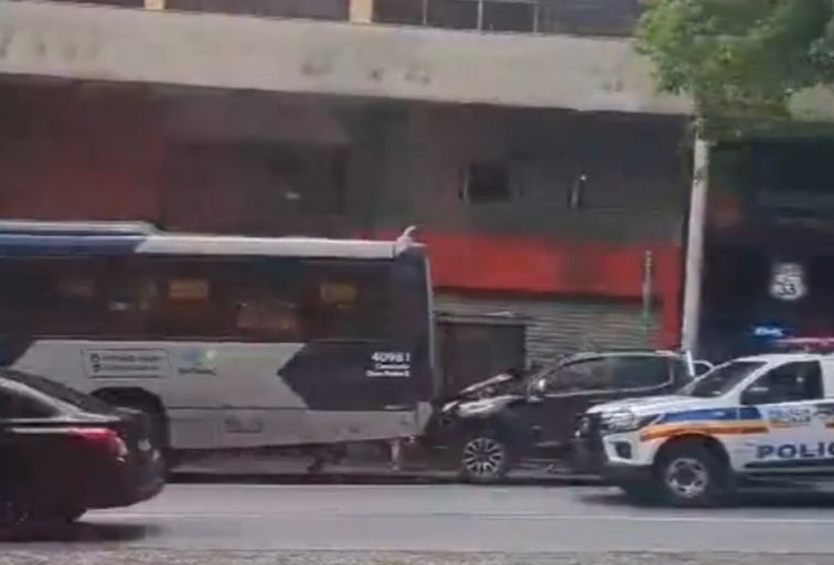 Perseguição policial termina em acidente na Avenida Amazonas, em BH - Foto: Reprodução