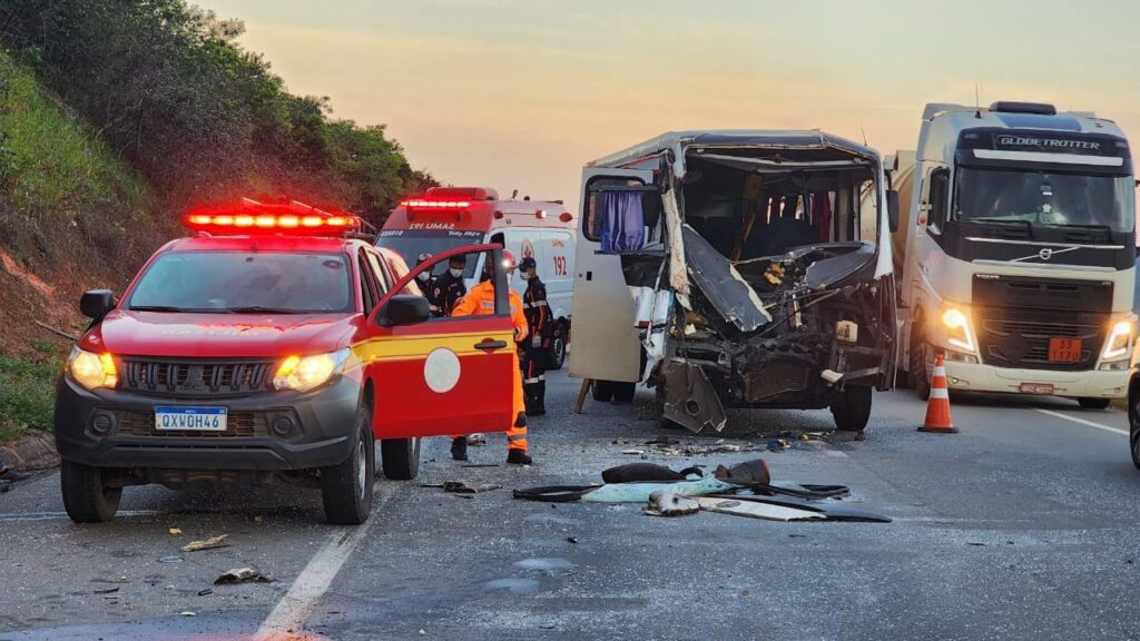Acidente na BR-262: Ônibus com pacientes bate em carreta em São Gonçalo do Pará - Foto: Divulgação/Corpo de Bombeiros