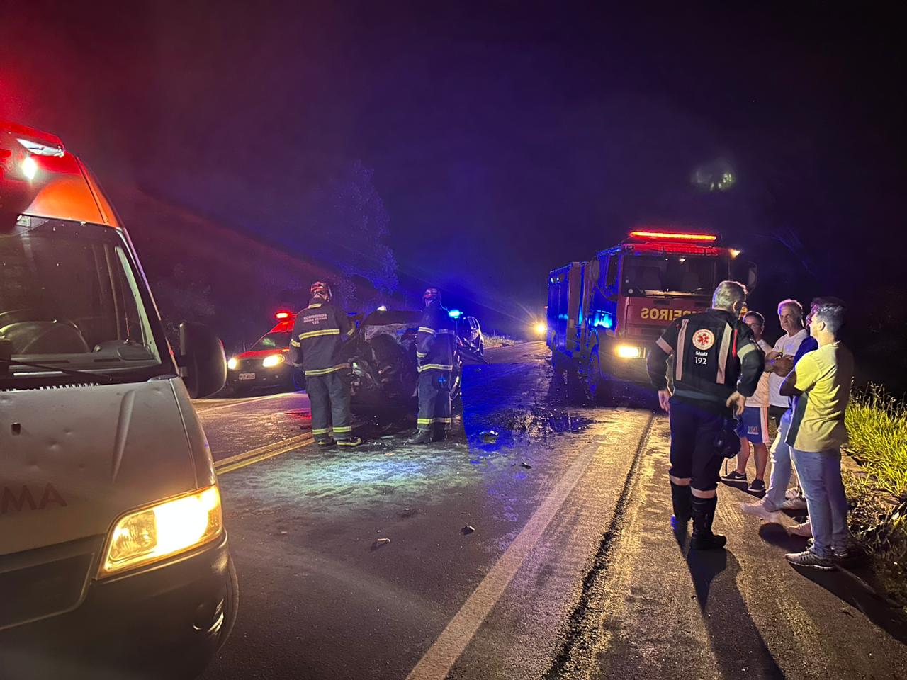 Acidente entre caminhão e carro mata homem na BR-267, em Cruzília - Foto: Divulgação/CBMMG