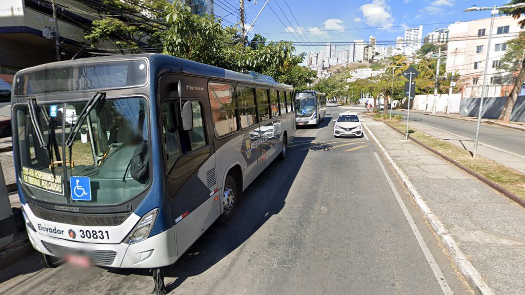 Mulher morre atropelada por ônibus na Avenida Silva Lobo, em BH - Foto: Reprodução/Google Street View