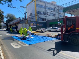 Vazamento de amônia em fábrica de gelo mobiliza bombeiros no bairro Caiçara, em BH - Foto: Divulgação/CBMMG (Arquivo)