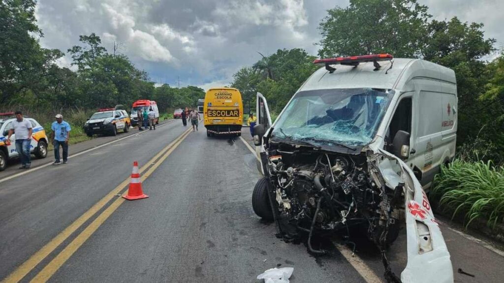 Sargento da PM morre em acidente frontal entre carro e ambulância na BR-365, em Claro dos Poções - Foto: Divulgação/CBMMG