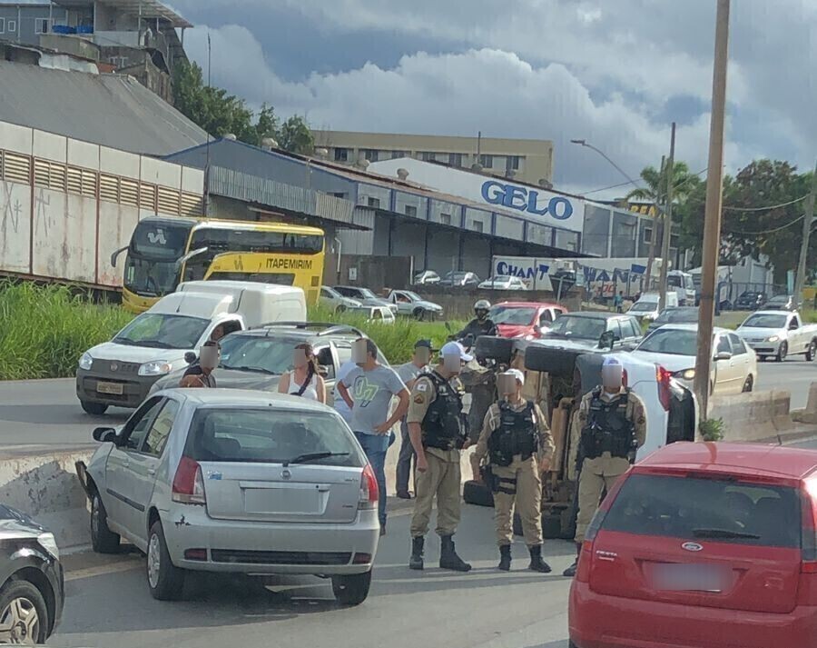 Acidente com tombamento de carro complica trânsito no Anel Rodoviário, em BH - Foto: Reprodução/Redes Sociais