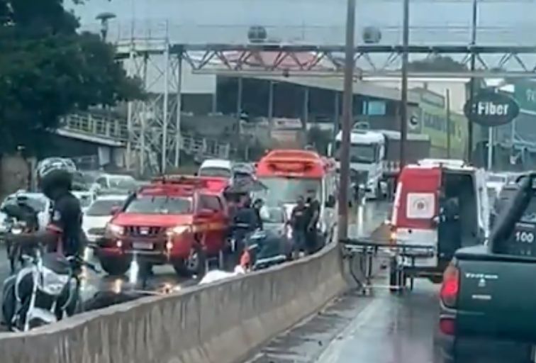 Acidente entre carro e moto deixa um morto no Anel Rodoviário, em BH - Foto: Reprodução/Redes Sociais