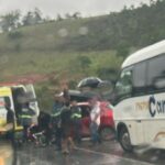 Batida frontal entre carro e caminhão deixa cinco pessoas feridas na BR-040, em Ewbank da Câmara - Foto: Reprodução/Redes Sociais