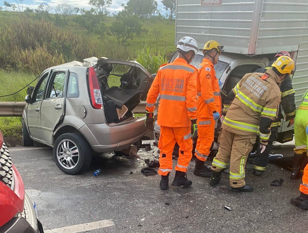 Acidente entre carro e caminhão deixa mortos e feridos na BR-040, em Barbacena - Foto: Divulgação/Corpo de Bombeiros