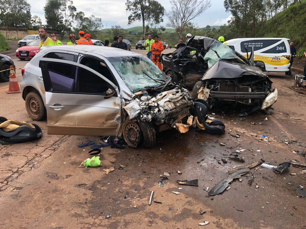 Acidente grave entre carros deixa sete vítimas na BR-040, em Itabirito - Foto: Divulgação/Corpo de Bombeiros