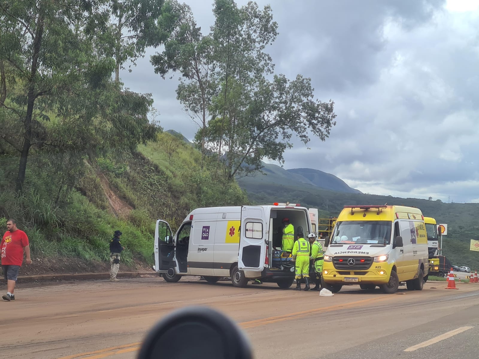 Acidente frontal entre carros deixa vítima presa às ferragens na BR-040, em Itabirito - Foto: Reprodução/Redes Sociais