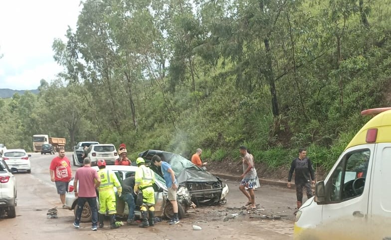 Acidente frontal entre carros deixa vítima presa às ferragens na BR-040, em Itabirito - Foto: Reprodução/Redes Sociais