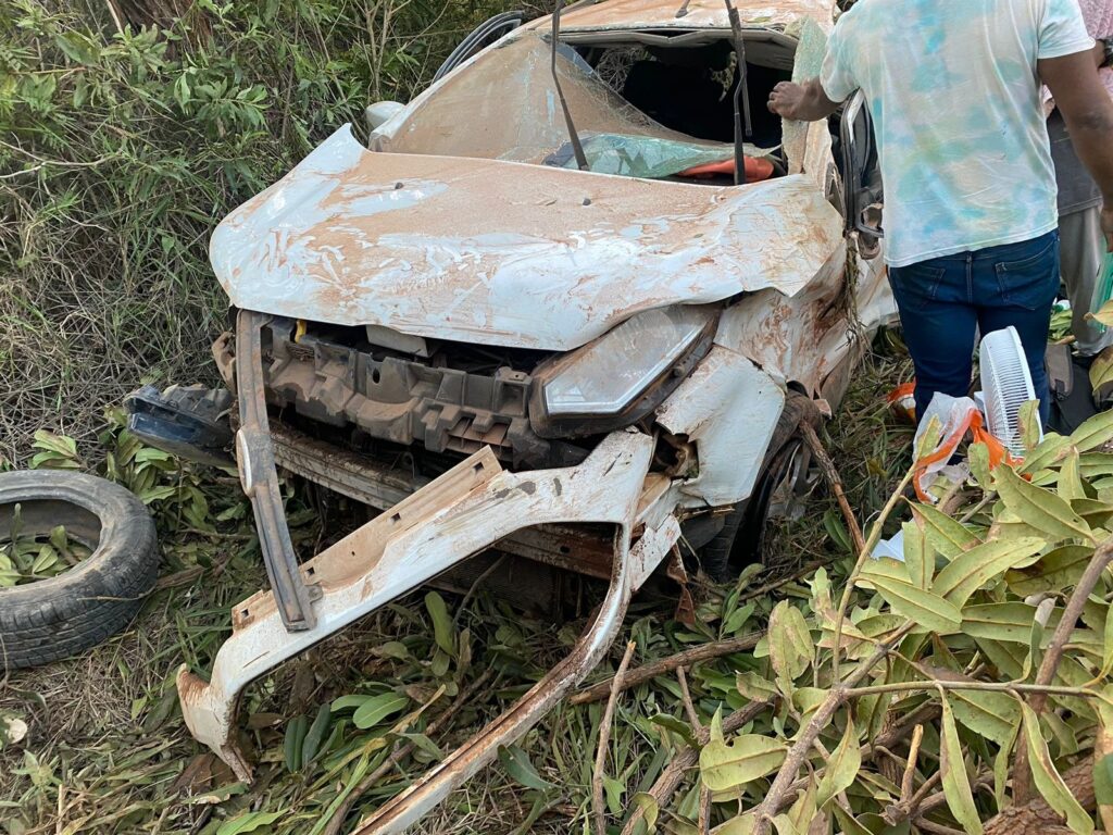 Bebê é arremessado após carro capotar em acidente na BR-251, em Salinas - Foto: Divulgação/Corpo de Bombeiros