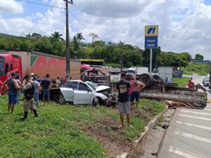 Acidente entre carros e caminhão mata um e deixa três feridos na BR-381, em Sabará - Foto: Divulgação/Corpo de Bombeiros