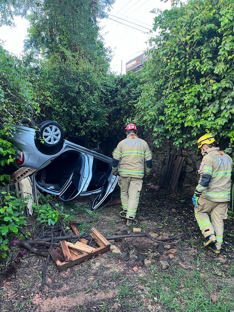 Mulher fica ferida após carro cair em barranco em bairro Renascença, em BH - Foto: Divulgação/Corpo de Bombeiros