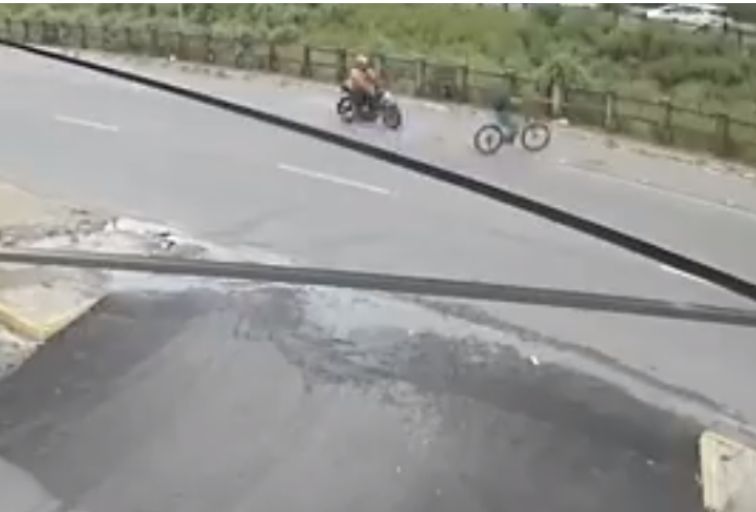 Ciclista morre após ser atropelado e arremessado por moto em Contagem - Foto: Reprodução