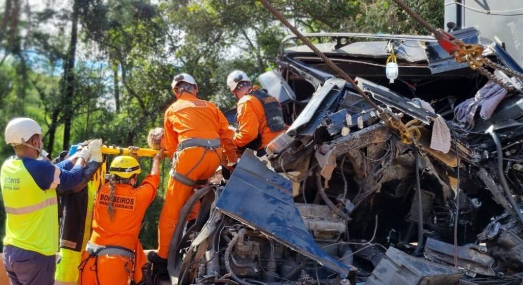 Motorista fica gravemente ferido após acidente na Fernão Dias, em Itatiaiuçu - Foto: Divulgação/Corpo de Bombeiros