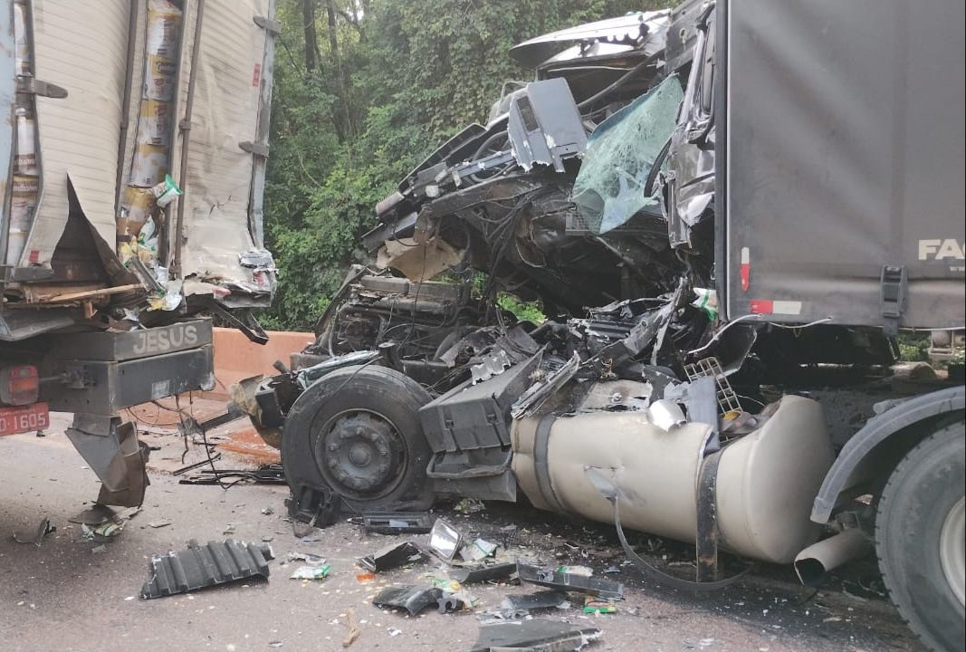 Motorista fica gravemente ferido após acidente na Fernão Dias, em Itatiaiuçu - Foto: Divulgação/Corpo de Bombeiros