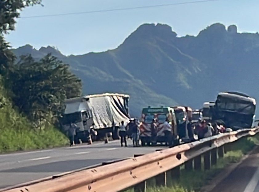 Acidente entre ônibus, caminhão e carro deixa vítimas e fecha Fernão Dias, em Igarapé - Foto: Reprodução/Redes Sociais