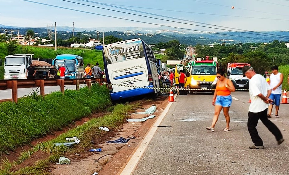 Ônibus com 45 passageiros se envolve em acidente na Rodovia Fernão Dias, em Igarapé - Foto: Reprodução/Redes Sociais